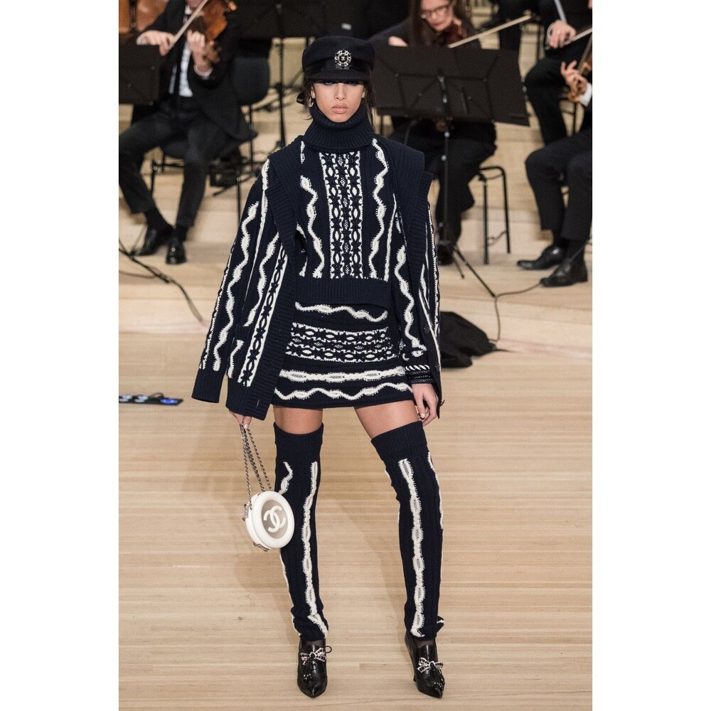 CHANEL Métiers d’Art 2018  Paris-Hamburg 18A cardigan, size FR 36, US 4, NWT